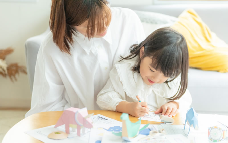 母親と子どもが塗り絵をしているイメージ