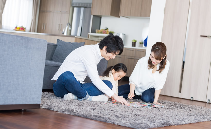 親子が遊んでいるイメージ