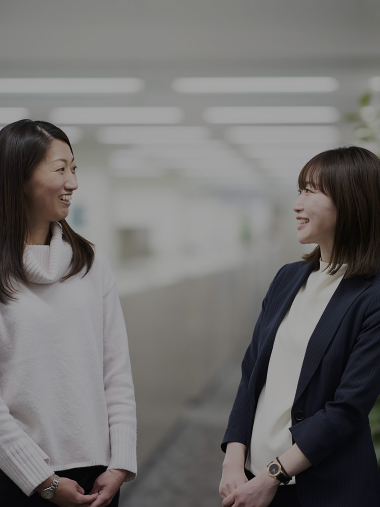 オフィスで女性社員同士の会話イメージ